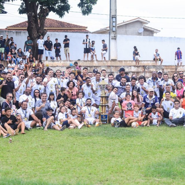 🏆 MISSÃO CUMPRIDA | PENTA CAMPEÃO! ⭐️⭐️⭐️⭐️⭐️

Há um ano, a dor da derrota nos ensinou.
Hoje, a união nos trouxe até aqui.
Nada foi fácil.
Cada treino, cada conversa, cada queda e cada recomeço nos fortaleceram como grupo.
Não vencemos apenas jogos — vencemos juntos.

Quando tudo parecia pesado, escolhemos permanecer unidos.
Quando o cansaço bateu, escolhemos lutar.
Quando a pressão chegou, escolhemos confiar uns nos outros.

Esse título não é só uma taça.
É o reflexo de um elenco que acreditou, de uma comissão que não soltou a mão de ninguém e de um clube que transformou dor em propósito.

Jogamos por nós.
Jogamos pela nossa história.
Jogamos por ELE. 🤍
E juntos, fomos até o fim.

🏆 Samantha F.C Campeão Municipal de Paraguaçu 2025 🏆

Porque quando a união é maior que qualquer obstáculo, o impossível vira conquista.

#Campeões #MissãoCumprida #União #SamanthaFC #ÉPorELE #Orgulho #HistóriaSendoEscrita