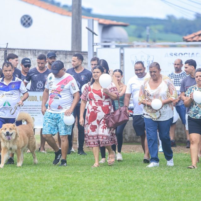 🤍 UMA HOMENAGEM QUE VAI ALÉM DO FUTEBOL 🤍

Antes da bola rolar na grande final do Campeonato Municipal de Paraguaçu 2025, o campo virou cenário de silêncio, respeito e amor.
Homenageamos quem nunca foi apenas parte do clube —
Thiago Cambraia era o clube.

Entrou a família, entraram os atletas do Sub-20 que ele cuidava como filhos, os alunos da escolinha com balões brancos, os atletas do time principal…
E entrou também quem caminhava com ele todos os dias: seu fiel companheiro de quatro patas, símbolo da rotina simples e verdadeira que ele vivia.

Cada passo em campo carregava memória.
Cada olhar carregava saudade.
Cada balão no céu carregava gratidão.
Thiago ensinou muito mais do que futebol.
Ensinou cuidado, responsabilidade, amor pelo próximo e compromisso com os sonhos dos outros.

Jogamos por ele.
Por tudo o que construiu.
Por tudo o que representou.
E por tudo o que continuará vivendo em cada atleta que passar por aqui.

🤍 Eterno Mister. Eterno Coração da Samantha F.C! 🤍
Essa homenagem foi por você. E será para sempre.