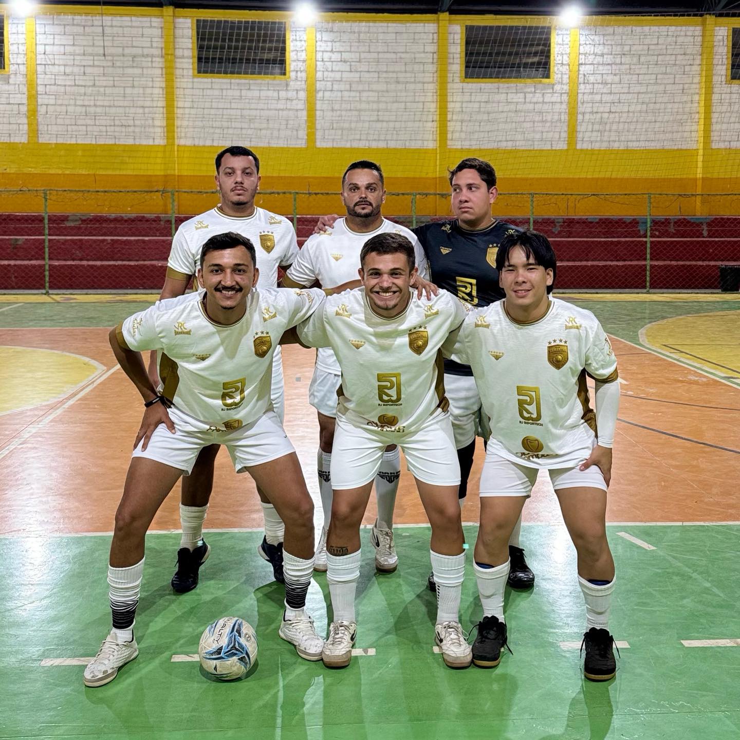 Na quinta-feira, a Samantha Futsal entrou em quadra contra a equipe do Amarante.
E saímos vitoriosos pelo placar de 🔟X4️⃣

Seguimos trabalhando, ajustando e alinhando a equipe, com foco total na temporada 2026. 💪❤️🤍

Gols:
@halafyalves_h11 ⚽️
@raipereiraaraujo ⚽️⚽️⚽️
@raphael_oliveira_14 ⚽️⚽️⚽️
@rogerio_danielle ⚽️⚽️⚽️

🧠 Trabalho, união e evolução.
O objetivo segue o mesmo. 👊🔥