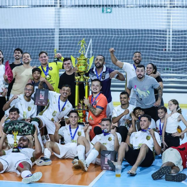 É CAMPEÃOOOOOOOOO! 🥇🏆⚽️

Nem sempre o caminho até a vitória é fácil… e talvez por isso essa conquista seja ainda mais especial.

Fomos desacreditados. Perdemos jogos, empatamos quando muitos já nos davam como derrotados e tinha gente que dizia que não chegaríamos.

Mas dentro de quadra existia algo mais forte: união, determinação e um grupo que acreditou até o fim. 💪

Esse time provou que campeonato não se ganha só com favoritismo… se ganha com raça, coração e vontade de lutar por cada bola.

E foi assim que escrevemos nossa história e conquistamos o título da 5ª Copa Marolo de Futsal. 🏆🔥

Quando ninguém acreditava, nós acreditamos.
E no final… somos CAMPEÕES! ❤️🤍⚽🔥

Obrigado patrocinador e parceiro @rj_importech pela presença na grande final, estamos juntos em mais uma temporada! 🫱🏾‍🫲🏽🚀
